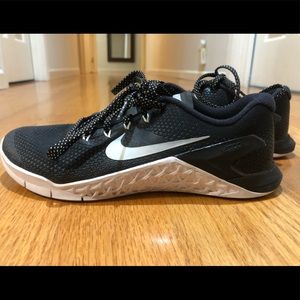 Black & White Nike Metcon 4 Shoes Size 6.5